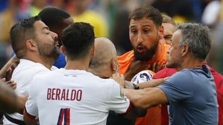 <p>Luis Enrique, che vergogna! L'imbarazzante difesa in conferenza ma le immagini lo smascherano</p>