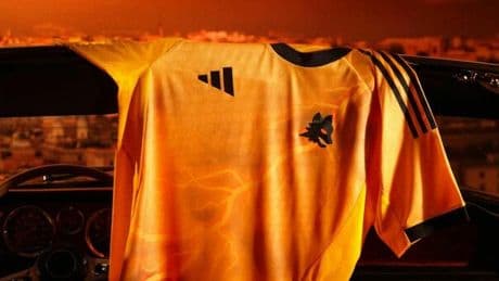 Roma, presentata la seconda maglia: arancione col lupetto di Gratton. Verrà utilizzata sabato a Pisa
