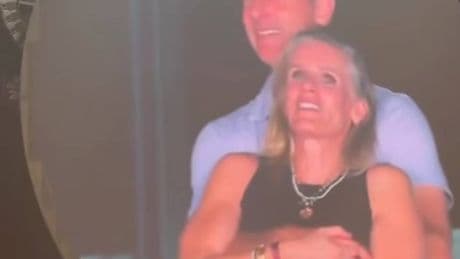 Andy Byron e Kristin Cabot: chi è la coppia "beccata" al concerto dei Coldplay