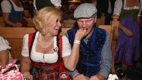 Bier gibt's noch dazu! - Bayern-Fans bieten Wiesn-Tisch für die Effenbergs!