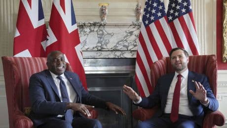 Washington ora apre al tavolo allargato. "In Alaska c'è spazio anche per Zelensky"