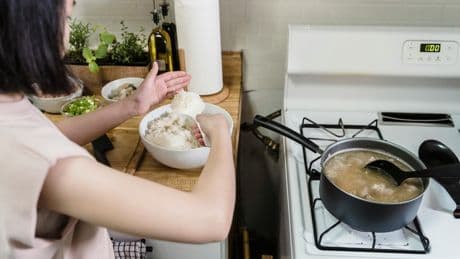 Congelar el arroz no solo ahorra tiempo y trabajo: para muchos nutricionistas tamnb