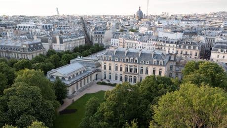 Géothermie, récupérateur de mégots et « repas durables »... L’Élysée vise la neutralité carbone en 2040