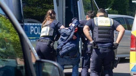 Vor dessen Haus in Krefeld (NRW) - Mann soll flüchtendes Opfer erstochen haben