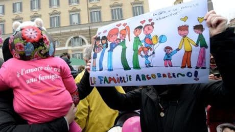 Coppie omogenitoriali, la Consulta: “Sì al riconoscimento dei figli per entrambe le mamme”. A Genova ne avevano fatto richiesta 20 famiglie