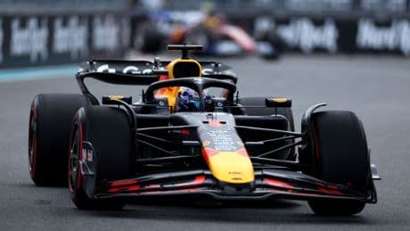 Max Verstappen agarra la 'pole' y Carlos Sainz se resarce con el sexto lugar