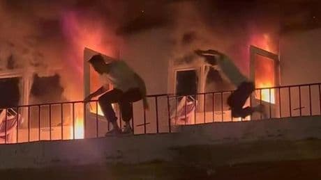 Kocaeli'de yangın paniği! Alevler büyüyünce balkondan atladı