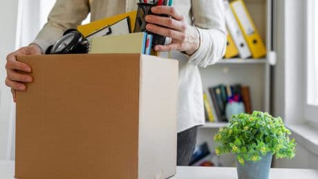 Zieke vrouw twee keer op staande voet ontslagen, rechter fluit werkgever terug