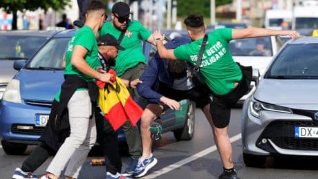 Nueva batalla campal entre los hinchas del Real Betis y el Chelsea a escasas horas de la final de la Conference League