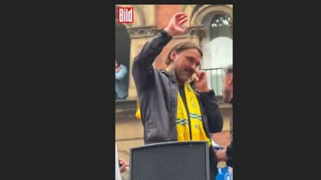 Bei Aufstiegsfeier - Was macht Farke denn da?