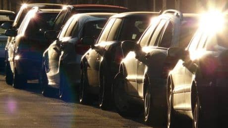 Parcheggi fuori dalle strisce, ecco quando sono leciti: cosa dice il Codice della Strada