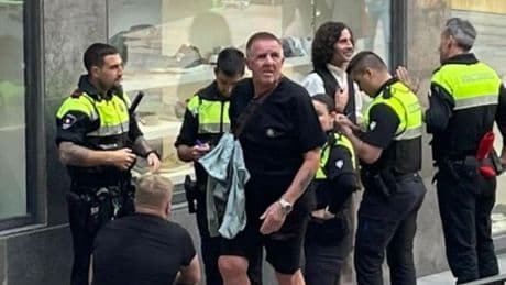 Un aficionado británico daña una txalaparta y acepta pagar los daños al ser identificado por la polícia