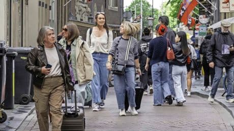 Amsterdam telt weer ’te veel’ toeristen, inwoners dreigen met rechtszaak tegen stadsbestuur: ’Nieuwe cijfers geven ons alleen maar meer munitie’