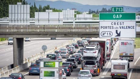 LIVE | Vakantiedrukte op Europese wegen echt begonnen: urenlange files bij Lyon en flinke vertraging voor Gotthardtunnel