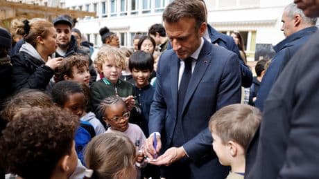 Réduction des vacances, entrée en classe retardée… Les pistes d’Emmanuel Macron pour revoir le temps scolaire