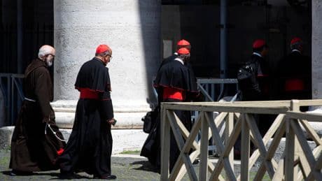 Los cardenales debaten sobre los problemas financieros y la “herida de la polarización” en la Iglesia de cara al cónclave de la próxima semana
