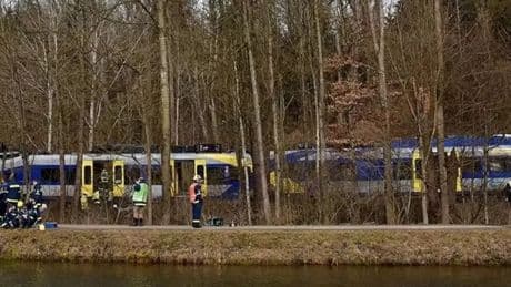 Almanya'da yolcu treni devrildi: Çok sayıda ölü ve yaralı var