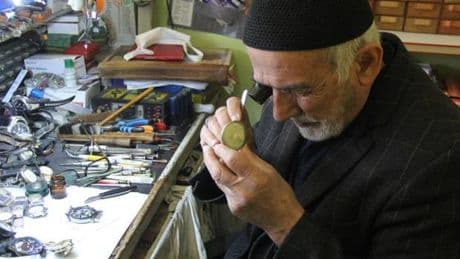 78 yaşında hala zamanı kovalıyor! Yanındaki çıraklardan biri vali oldu