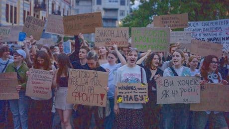 Selenskyj in Kritik: Massenprotest gegen neues Gesetz in Kiew