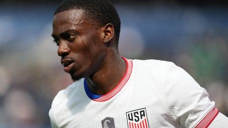 Mercato : en vidéo, la folie à Marseille autour de l’arrivée de Timothy Weah, accompagné par son père George
