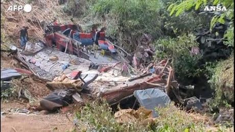 Pullman di fedeli finisce nella scarpata: 21 morti e 30 feriti