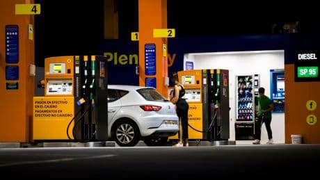 ¿Cuánto se ahorra en la gasolinera más barata? Casi 1.000 euros al año en Murcia y apenas 24 en Melilla