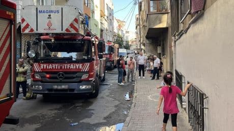 Bağcılar'da 5 katlı binada yangın paniği