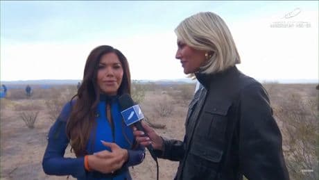 De retour sur la terre ferme, Lauren Sánchez fond en larmes dans les bras d’une présentatrice