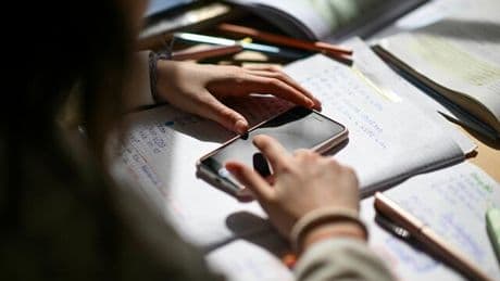 Australien, China und Co.: So gehen andere Länder mit Smartphones an Schulen um