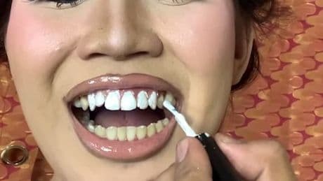 Beauty-Hack zum Staunen - Hier gibt es Tipp-Ex auf die Zähne