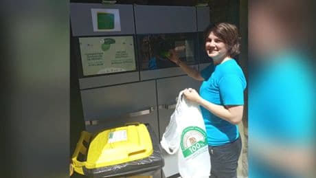 Diez céntimos y dos máquinas: el sistema de devolución de plásticos se ensaya entre bolsas de botellas y furor por la fianza