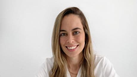 Carolina Domínguez, dermatóloga: “Tu piel no está mal, está estresada; el estrés dispara el cortisol empeorando el acné, rosácea, caída del pelo y brillo”