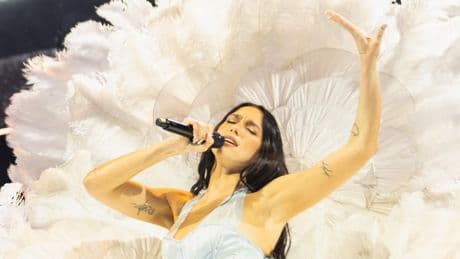 La reine de la pop britannique Dua Lipa transforme Paris La Défense Arena en discothèque