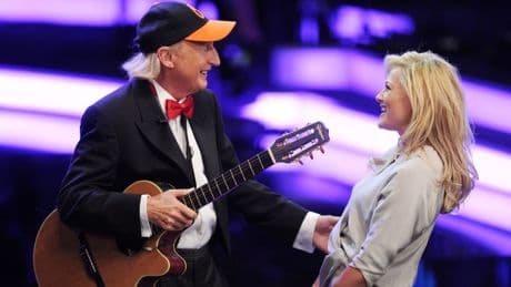 Ohrwurm "Baby Shark": Otto als Oma, Opa und Baby in Video mit Helene Fischer