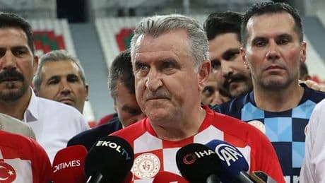 Diyarbakır'da "Gösteri Maçı"nda sahaya çıkan Bakan Bak'tan "Terörsüz Türkiye" vurgusu
