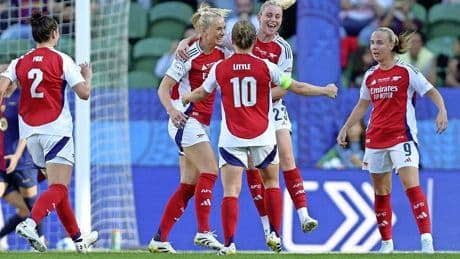 Trainster Renée Slegers en internationals Daphne van Domselaar en Victoria Pelova winnen Champions League met Arsenal