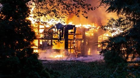 Es ließ sogar Autoteile schmelzen - Feuer in altem Freizeitpark