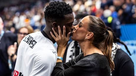 Komplette Familie unterstützt unseren Superstar - Schröder knutscht und knuddelt Richtung Titel!