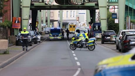 Bedrohungslage in Wuppertal - Polizei schießt Mann nieder