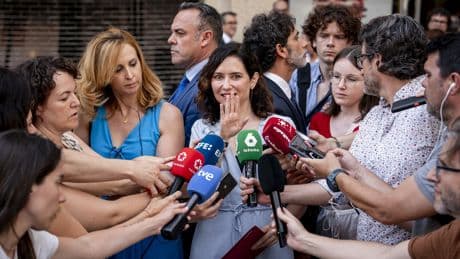Ayuso rechaza de plano una moción de censura a Sánchez: &quot;De los pasos en falso solo se benefician los tiranos&quot;