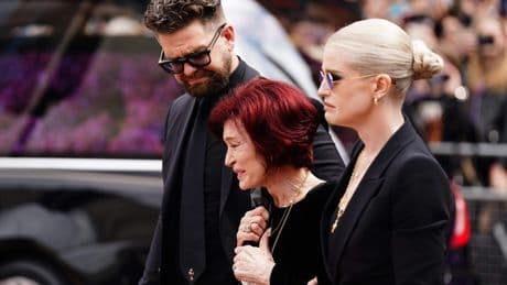 Emotioneel afscheid Ozzy Osbourne: fans gooien bloemen naar rouwstoet, weduwe Sharon in tranen