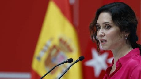 Ayuso carga contra un Gobierno &quot;acorralado&quot;: &quot;Deteriora las instituciones y ahora quiere destruir la Guardia Civil&quot;
