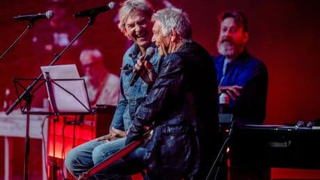 Na ‘verwarde jaren’ maakt Matthijs van Nieuwkerk met tv-vrienden een muziektournee door Nederland – en zingt zelf ook