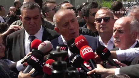 Kayyım Gürsel Tekin, CHP binasına polis zoruyla girdi