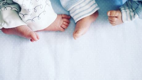 53 yaşında ikiz bebek dünyaya getirdi