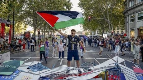 Sin agentes suficientes, sin vallas adecuadas y con varios tumultos a la vez: así venció la protesta contra Israel al dispositivo de seguridad de la Vuelta