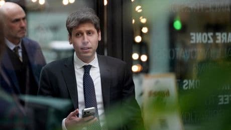 OpenAI s’offre l’ex-designer star d’Apple pour créer un appareil connecté dédié à l’IA