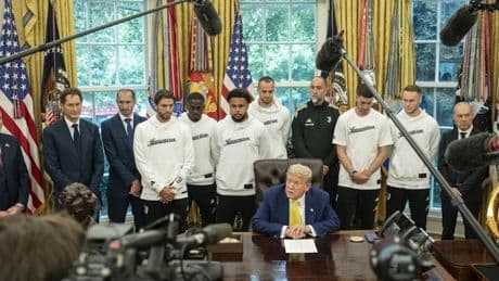La Juve ricevuta da Trump alla Casa Bianca: Elkann, Tudor, Locatelli e compagni nello Studio Ovale