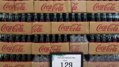 Trump riscrive la ricetta della "Coke". "Zucchero di canna al posto del mais"