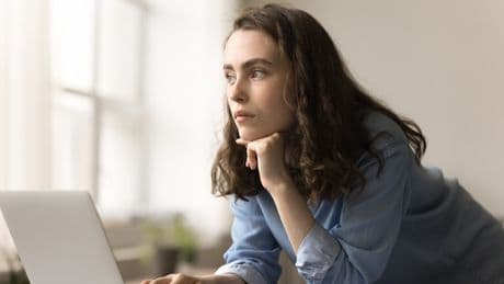 Karriereberaterin warnt: Dieses Wort befördert die Bewerbung auf den Ablagestapel